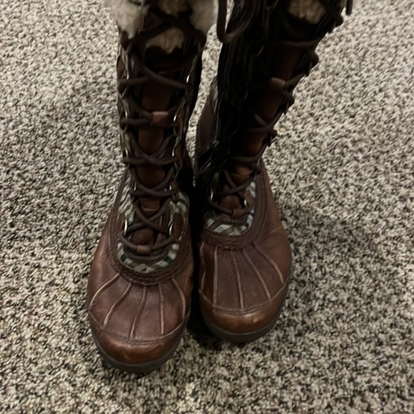Like new size 7 Ugg lace up winter boots. - Picture 8 of 16